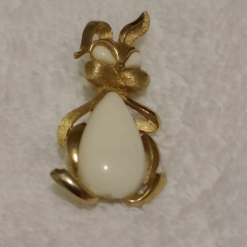 Rare Crown Trifari  Gold and Cream Rabbit Cabochon Jelly Belly Brooch - Picture 2 of 7